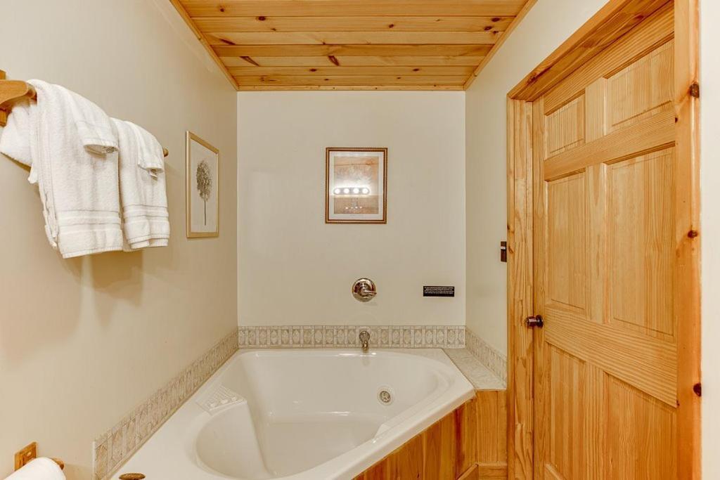 Cabin With Jacuzzi & Hydrotherapy Spanear Helen Кливланд Екстериор снимка